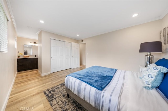 bedroom featuring light wood-style flooring, crown molding, baseboards, and recessed lighting