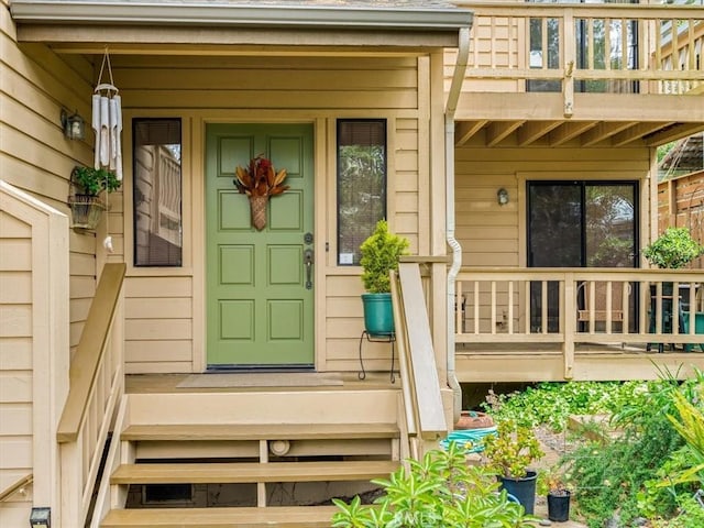 property entrance featuring a balcony