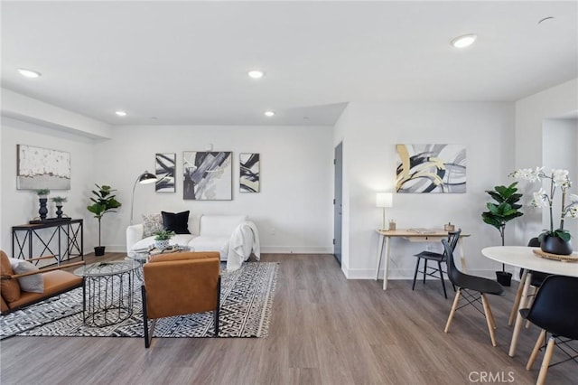 living area featuring recessed lighting, wood finished floors, and baseboards