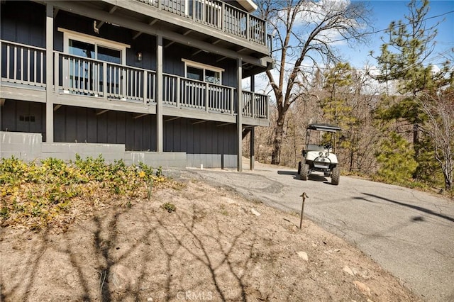 27994 W Shore Rd, Lake Arrowhead, CA 92352 - view of side of home with a balcony