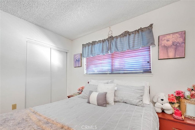 6087 Academy Ave, Riverside, CA 92506 - bedroom featuring a closet and a textured ceiling