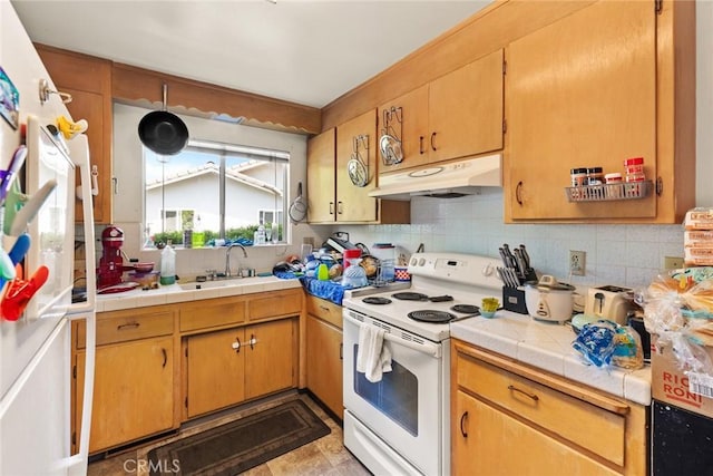 kitchen with decorative backsplash, under cabinet range hood, a sink, and white range with electric stovetop