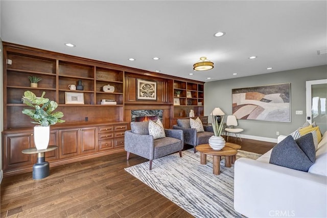 living area featuring dark wood-style floors, recessed lighting, and baseboards
