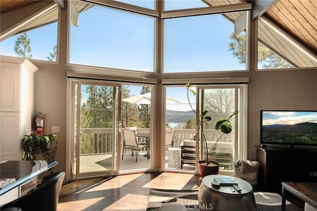 27482 Matterhorn Dr, Lake Arrowhead, CA 92352 - sunroom featuring vaulted ceiling