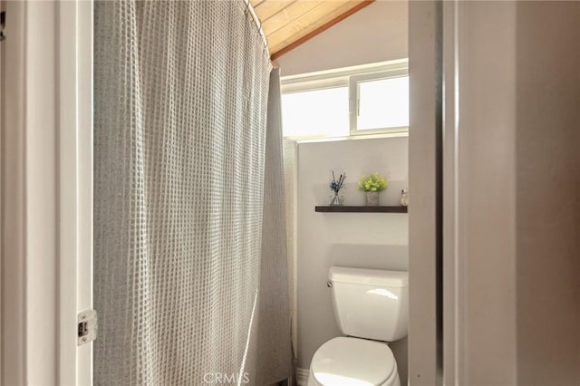 27482 Matterhorn Dr, Lake Arrowhead, CA 92352 - bathroom featuring lofted ceiling and curtained shower