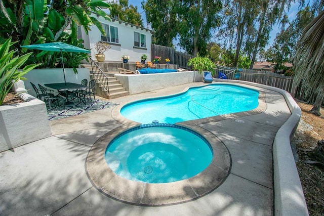 2821 Macdonald St, Oceanside, CA 92054 - view of swimming pool featuring a patio, a fenced backyard, a pool with connected hot tub, and outdoor dining space