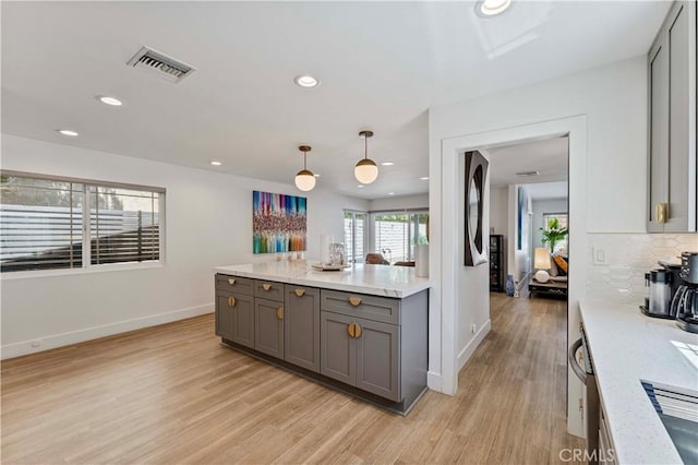 kitchen featuring visible vents, baseboards, recessed lighting, gray cabinets, and light wood-style flooring