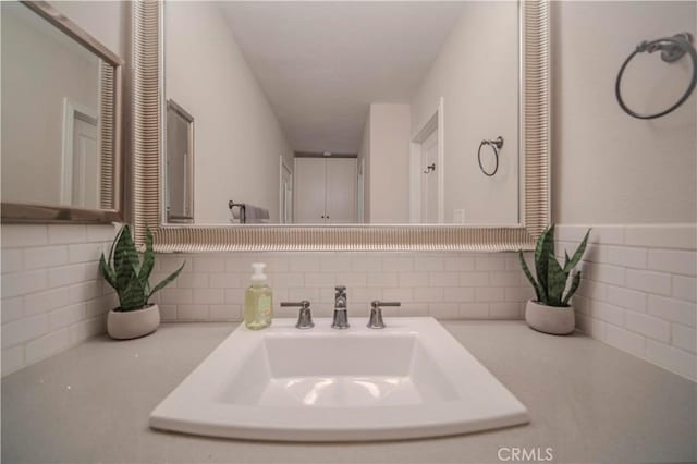 1345 Cabrillo Park Dr Unit J02, Santa Ana, CA 92701 - bathroom featuring a sink and decorative backsplash