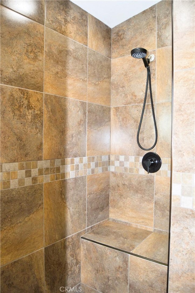 room details featuring a tile shower