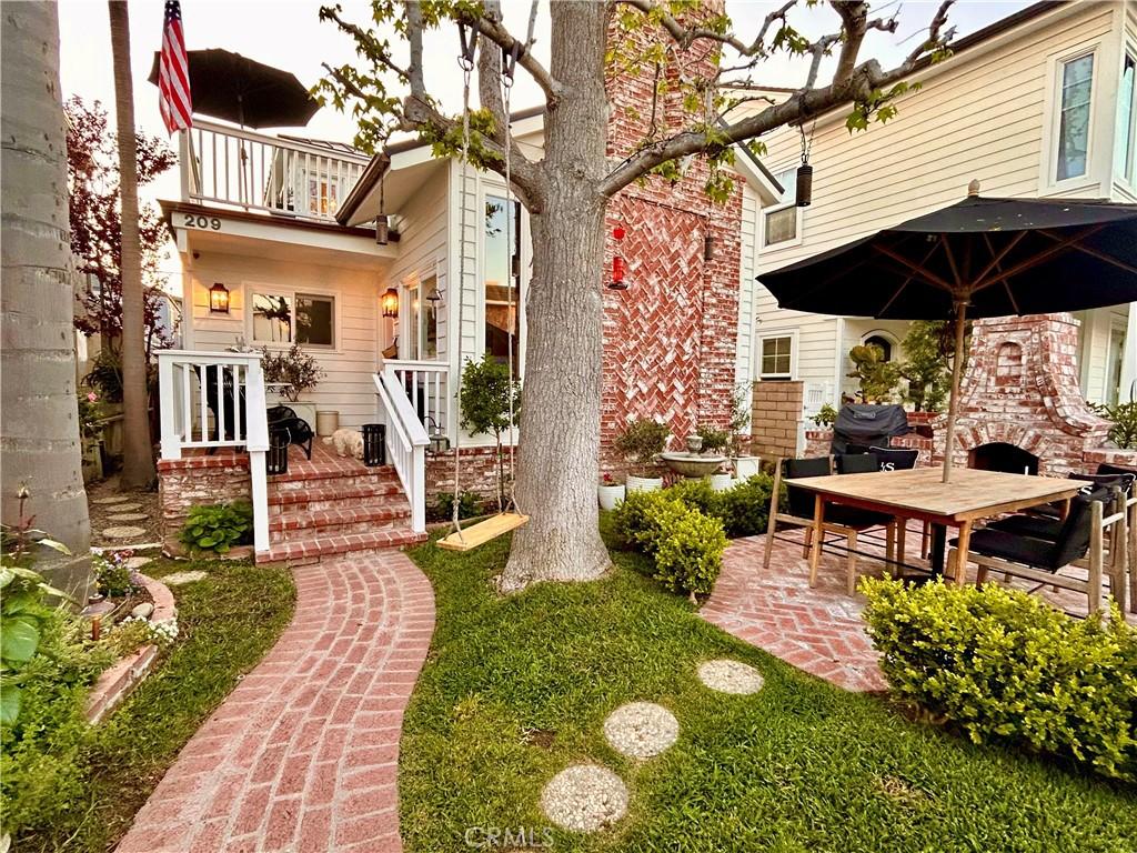 view of yard featuring a balcony