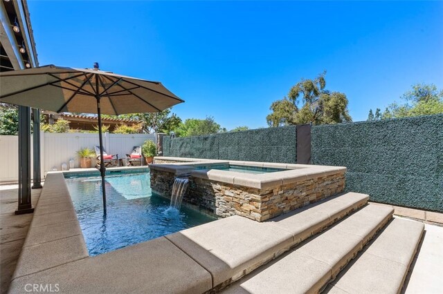 37549 Windsor Ct, Murrieta, CA 92562 - view of swimming pool featuring a fenced in pool, an in ground hot tub, and a fenced backyard