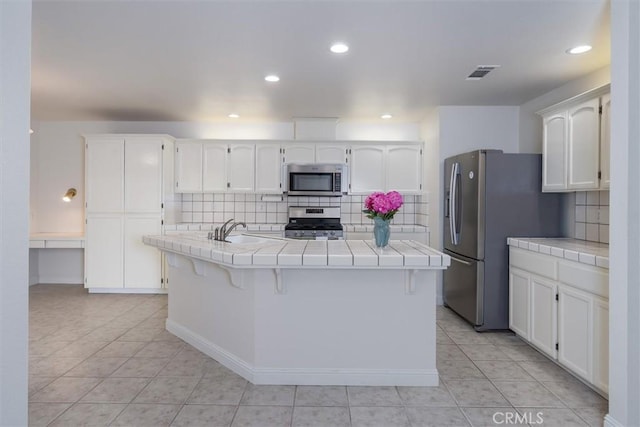 42852 Badger Circle Dr, Coarsegold, CA 93614 - kitchen with a sink, visible vents, tile countertops, and stainless steel appliances