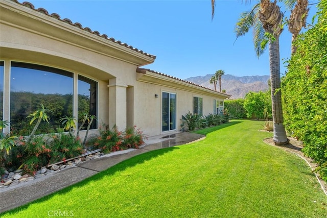 view of yard with a mountain view