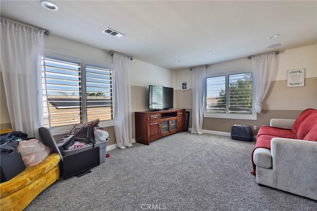 living area with visible vents, baseboards, recessed lighting, and carpet