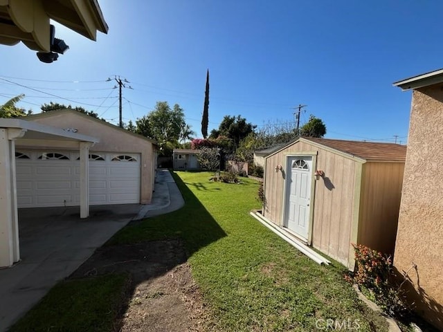 view of yard featuring an outdoor structure and a garage
