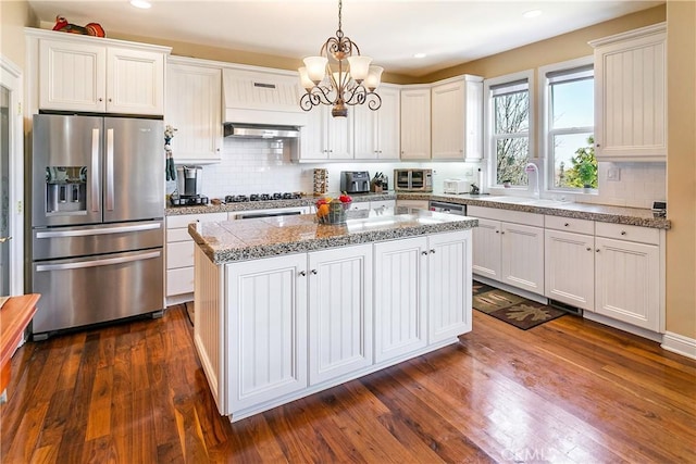 1251 Kodiak Dr, Lake Arrowhead, CA 92352 - kitchen with appliances with stainless steel finishes, a sink, a kitchen island, dark wood-type flooring, and a chandelier