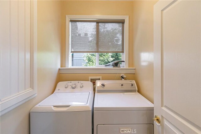 1251 Kodiak Dr, Lake Arrowhead, CA 92352 - laundry room with independent washer and dryer