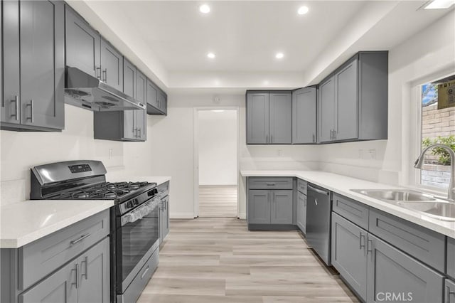 kitchen with stainless steel appliances, a sink, recessed lighting, gray cabinetry, and under cabinet range hood