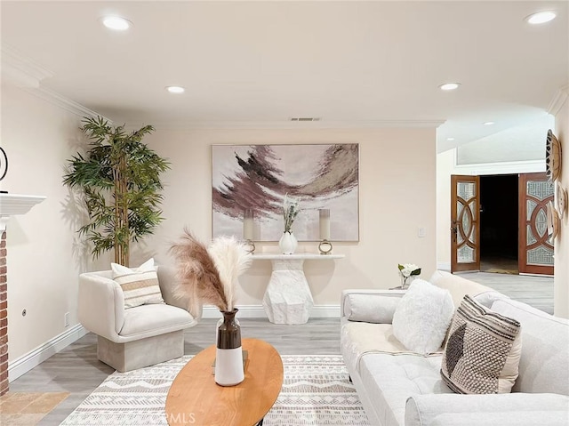 living area featuring recessed lighting, visible vents, baseboards, and crown molding