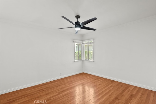 unfurnished room featuring light wood-style flooring, baseboards, ornamental molding, and ceiling fan