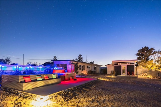 view of front of home featuring an outdoor structure