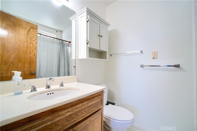 full bathroom featuring toilet, curtained shower, and vanity