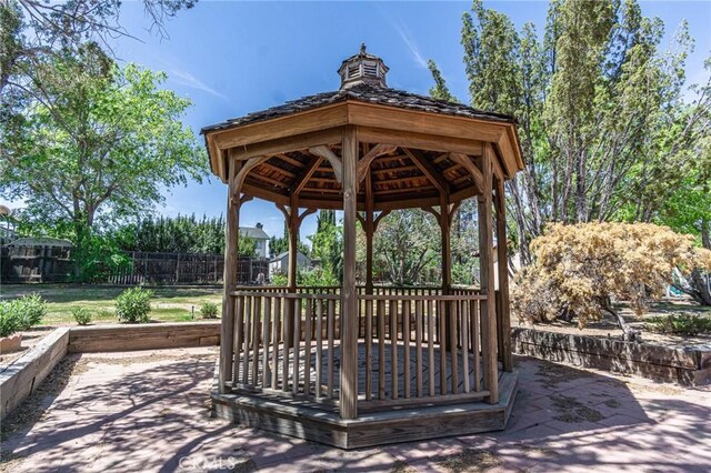 7040 Kenyon Ave, Hesperia, CA 92345 - surrounding community with a gazebo and fence