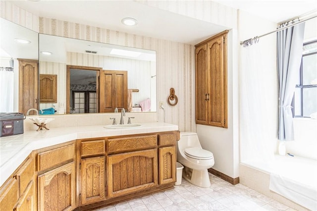7040 Kenyon Ave, Hesperia, CA 92345 - full bathroom featuring baseboards, a shower with curtain, toilet, vanity, and wallpapered walls