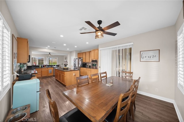 dining area featuring visible vents, baseboards, dark wood-type flooring, recessed lighting, and a ceiling fan
