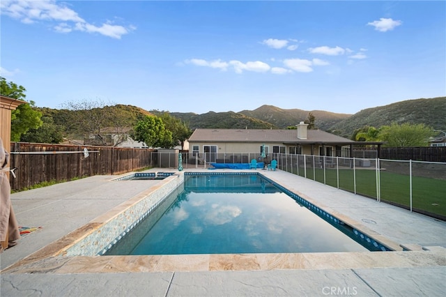 20536 Black Walnut Ct, Wildomar, CA 92595 - view of swimming pool featuring a mountain view, a fenced backyard, a patio area, and a pool with connected hot tub