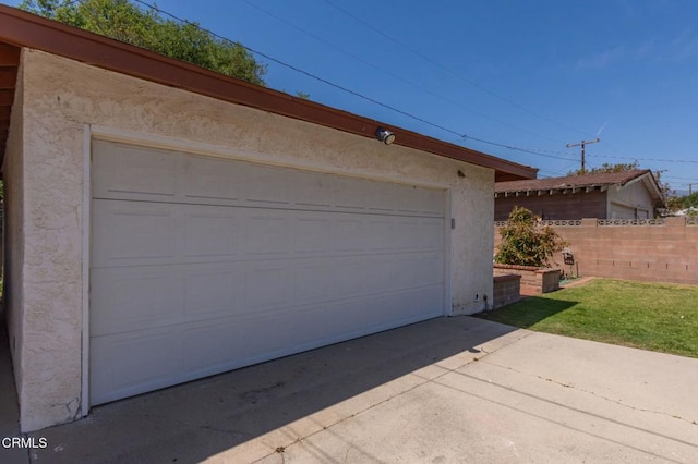 524 N 14th St, Santa Paula, CA 93060 - garage with fence and driveway