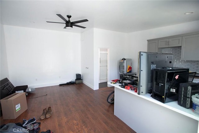 living area featuring dark wood-style flooring, baseboards, and ceiling fan
