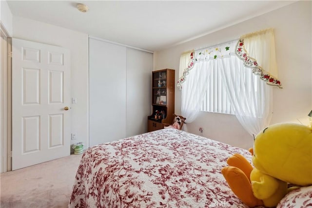 bedroom featuring carpet flooring and a closet