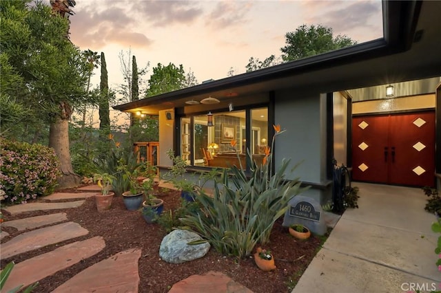 1460 E Glenoaks Blvd, Glendale, CA 91206 - entrance to property featuring concrete driveway and stucco siding