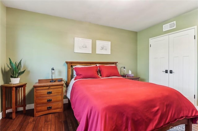 1460 E Glenoaks Blvd, Glendale, CA 91206 - bedroom with dark wood finished floors, baseboards, and a closet