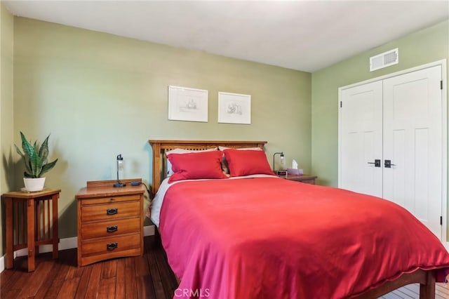 1460 E Glenoaks Blvd, Glendale, CA 91206 - bedroom featuring dark wood finished floors and a closet