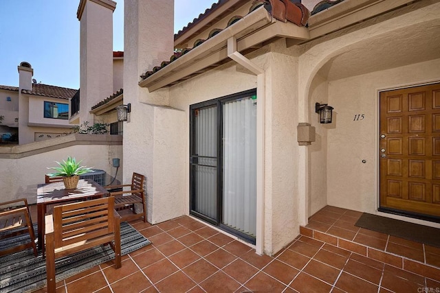 property entrance featuring stucco siding