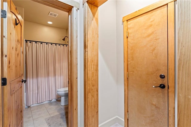 full bath featuring tile patterned floors, a shower with shower curtain, visible vents, and toilet