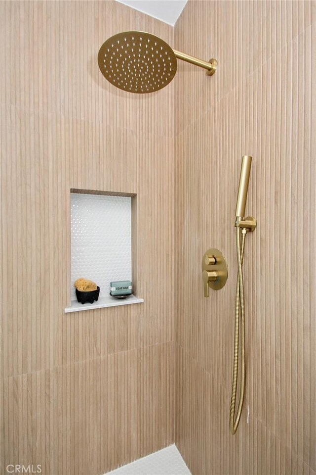 room details featuring a tile shower