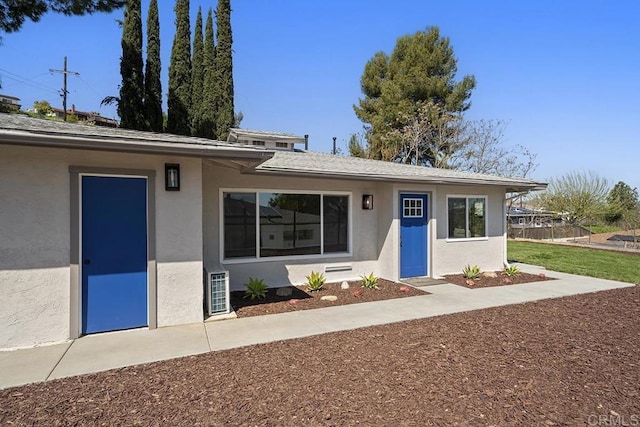 view of front facade featuring stucco siding