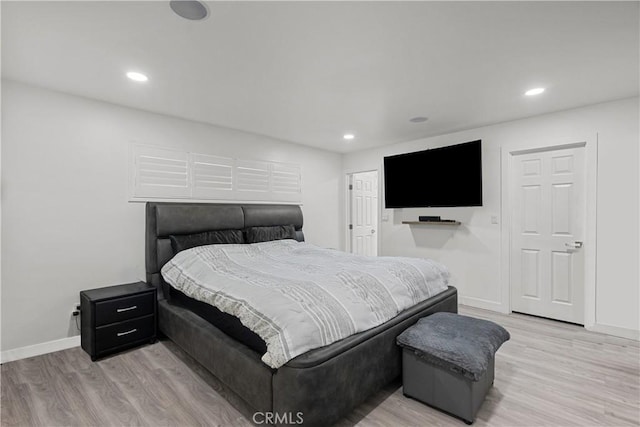 bedroom featuring light wood-style flooring, baseboards, and recessed lighting