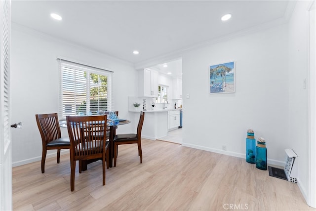 dining room with light wood-type flooring, baseboards, recessed lighting, and ornamental molding
