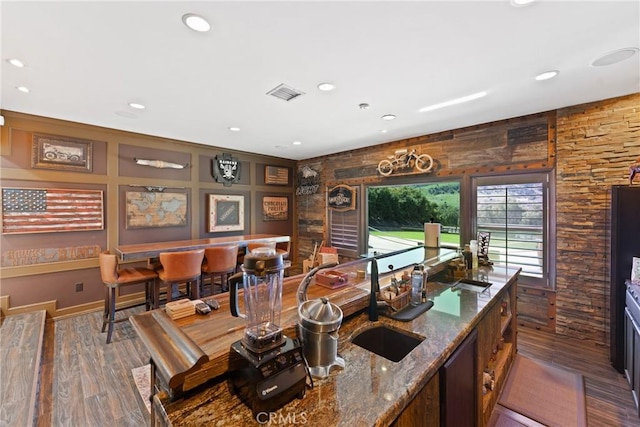 bar with visible vents, recessed lighting, dark wood finished floors, and a sink
