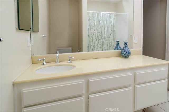bathroom with curtained shower, toilet, and vanity