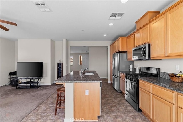 930 Travertine Way, Atwater, CA 95301 - kitchen with a sink, visible vents, ceiling fan, and stainless steel appliances