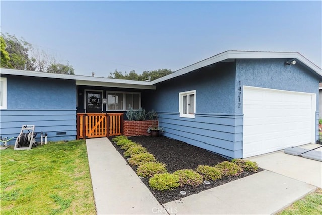 ranch-style home featuring stucco siding, a front yard, and a porch
