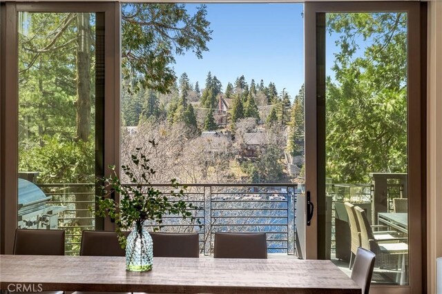 496 N State Highway 173, Lake Arrowhead, CA 92352 - balcony with outdoor dining area