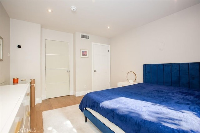 16040 W Sunset Blvd Unit 102, Pacific Palisades, CA 90272 - bedroom with light wood-type flooring, baseboards, visible vents, and recessed lighting