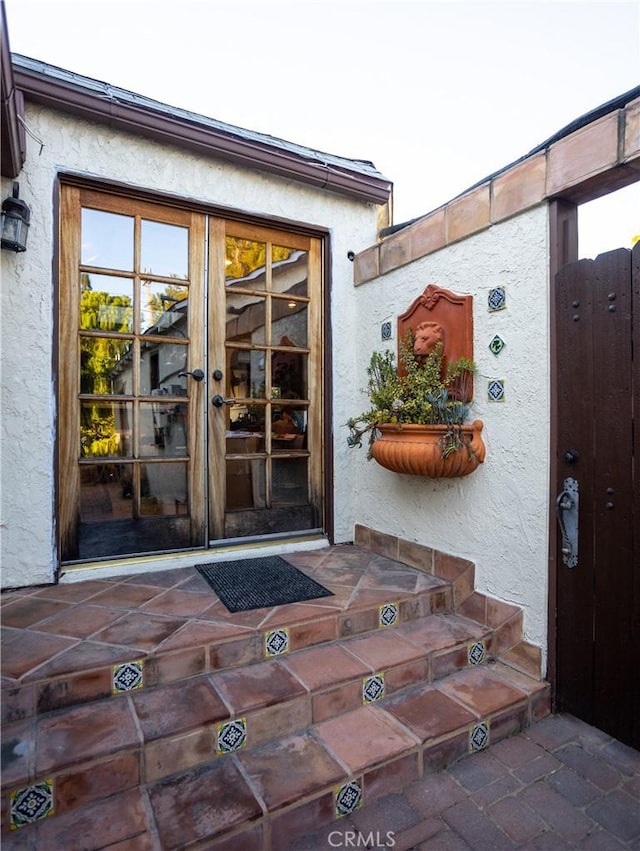 property entrance featuring stucco siding