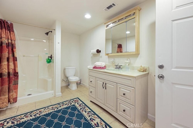 full bath with visible vents, toilet, vanity, and a shower with curtain